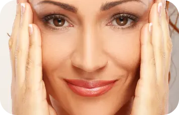 mulher colocando colírio, cuidados pós tratamento com laser de co2