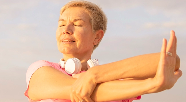 mulher com pele ótima pratica exercício e mantém hábitos saudáveis após tratamento de laser co2