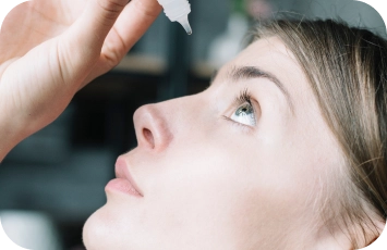 mulher colocando colírio, cuidados pós tratamento de laser co2